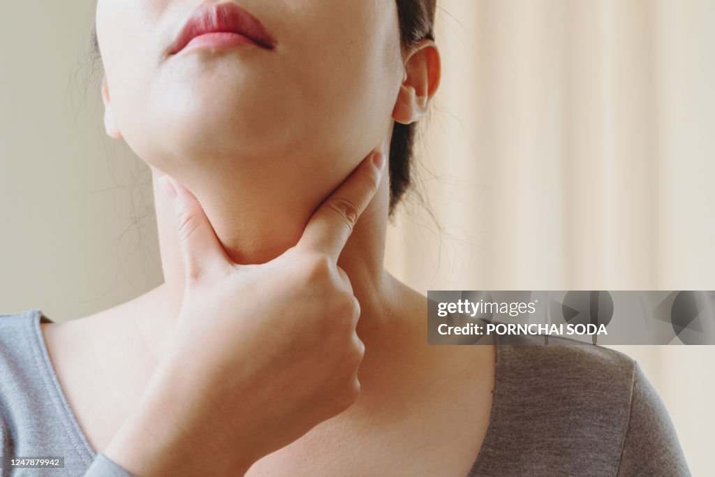 Women with thyroid gland test . Endocrinology, hormones and treatment. Inflammation of the sore throat