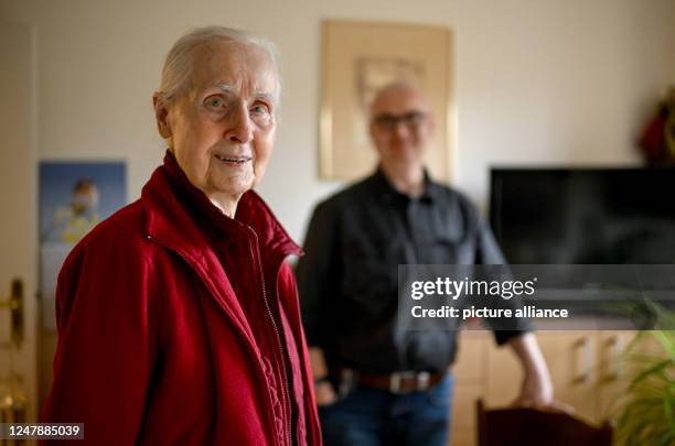 February 2023, Berlin: Helga Müller and Jan Römmler during a visit. Under the motto "Young meets old", the association "Friends of the elderly"...