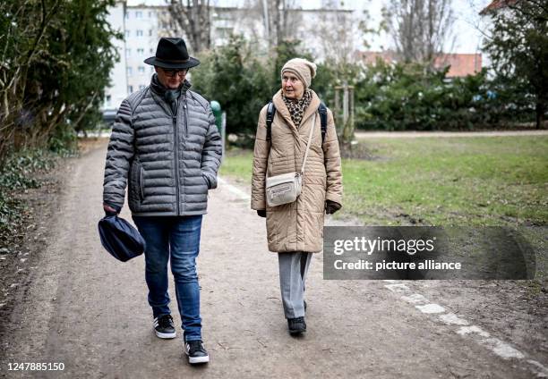 February 2023, Berlin: Helga Müller and Jan Römmler go for a walk in the park. Under the motto "Young meets old", the association "Friends of the...