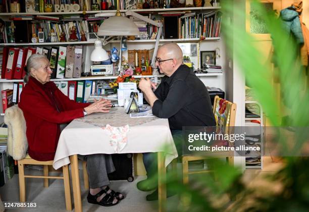 February 2023, Berlin: Helga Müller and Jan Römmler chat at the dining table during a visit. Under the motto "Young meets Old", the association...