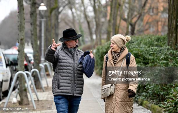 February 2023, Berlin: Helga Müller and Jan Römmler on a walk. Under the motto "Young meets old", the association "Friends of the elderly" arranges...
