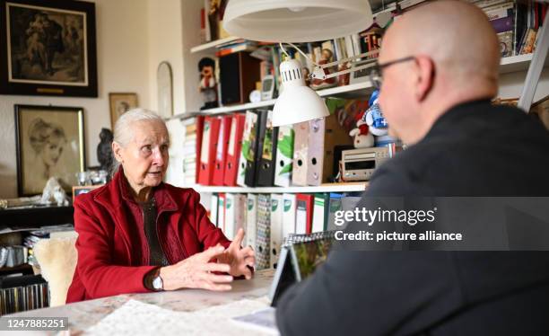 February 2023, Berlin: Helga Müller and Jan Römmler chat at the dining table during a visit. Under the motto "Young meets Old," the "Friends of the...