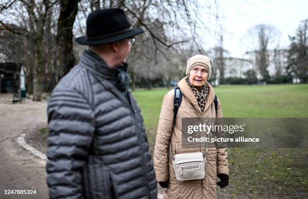 February 2023, Berlin: Helga Müller and Jan Römmler go for a walk in the park. Under the motto "Young meets old", the association "Friends of the...