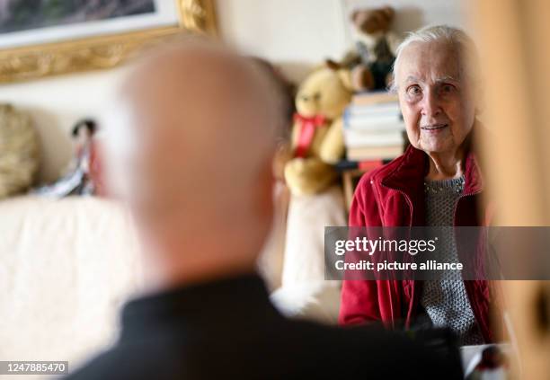 February 2023, Berlin: Helga Müller and Jan Römmler chat at the dining table during a visit. Under the motto "Young meets Old," the "Friends of the...