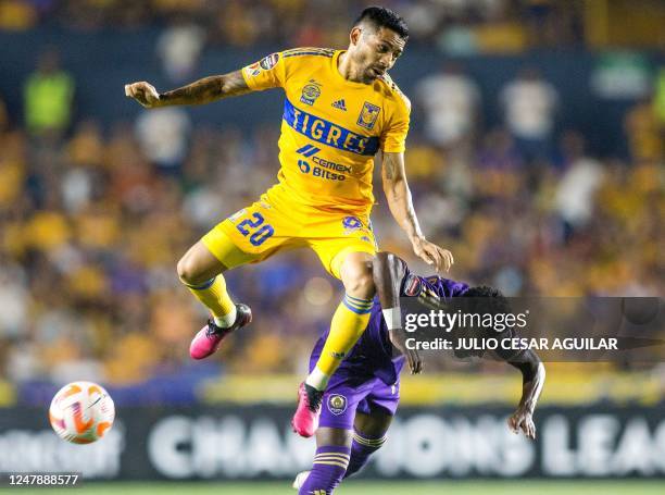 Mexico's Tigres Mexican defender Javier Aquino fights for the ball with USA's Orlando City Colombian midfielder Ivan Angulo during their CONCACAF...