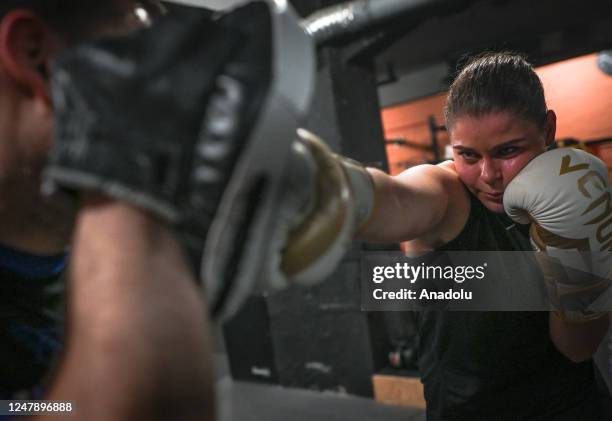 Sylwia Pieczara, a journalist at TVP Krakow and an amateur boxer, trains under the guidance of Klaudiusz Hejmej, a trainer at GOTA Underground...