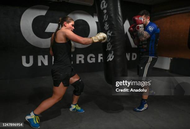 Sylwia Pieczara, a journalist at TVP Krakow and an amateur boxer, trains under the guidance of Klaudiusz Hejmej, a trainer at GOTA Underground...