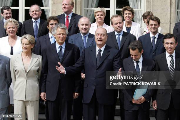 Newly appointed Prime minister Dominique de Villepin poses with French President Jacques Chirac and other members of his cabinet during a familly...