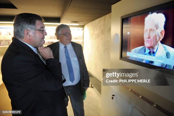 Le président du Conseil général et ministre de l'Espace rural et de l'Aménagement du territoire Michel Mercier regarde une vidéo du docteur Frédéric...