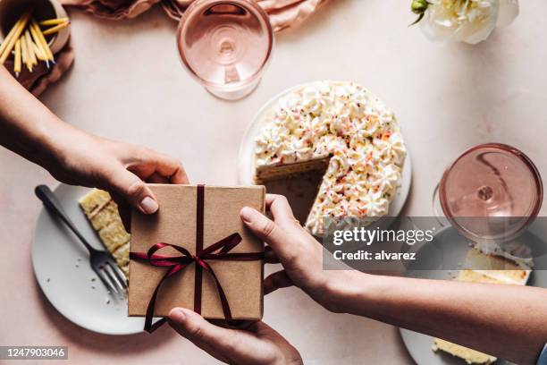 frau erhält ein geburtstagsgeschenk - geburtstagsgeschenk stock-fotos und bilder