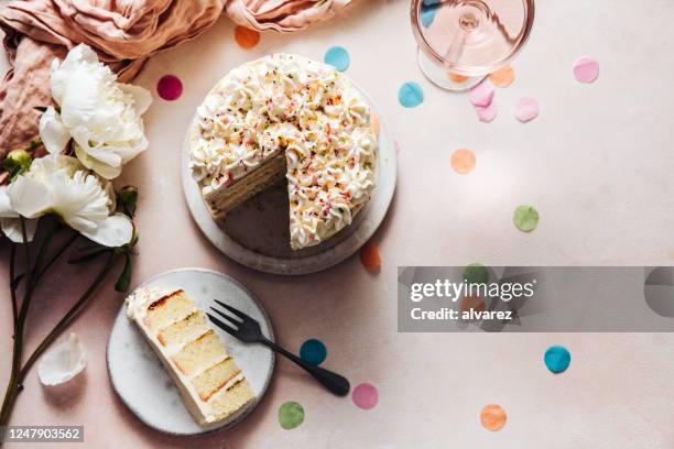 scheibe einer geburtstagstorte auf dem teller - food decoration stock-fotos und bilder