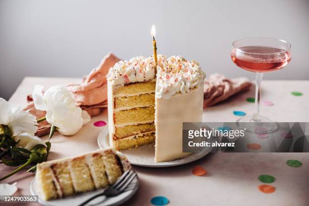 パッションフルーツバースデーケーキ - ケーキ　カット ストックフォトと画像