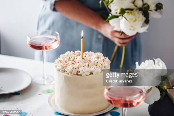 de cake van de verjaardag met een aangestoken kaars - gateaux stockfoto's en -beelden