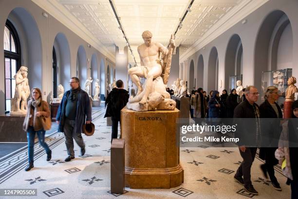 victoria and albert museum statues