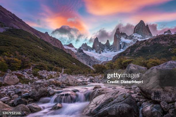 atardecer en la cordillera de los andes patagónicos - monte fitz roy - parque nacional de torres del paine fotografías e imágenes de stock