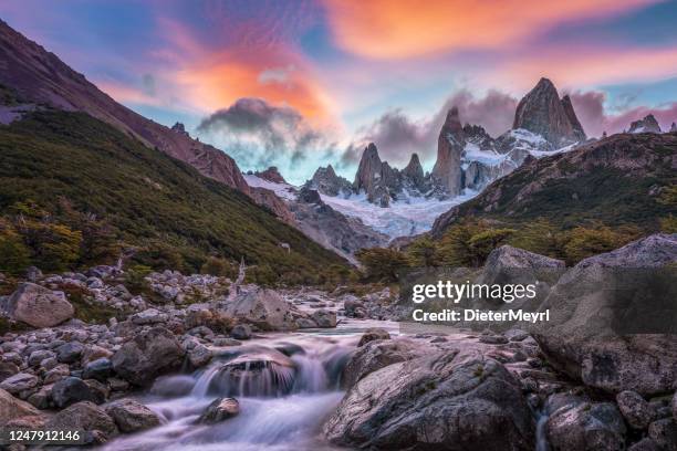 tramonto sulle ande della patagonia - monte fitz roy - torres del paine foto e immagini stock