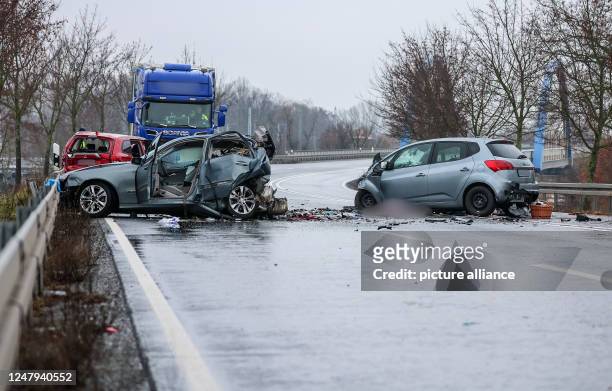 March 2023, Saxony, Eilenburg: A debris field presents itself after a serious traffic accident on the B87. Three people were killed in the accident...