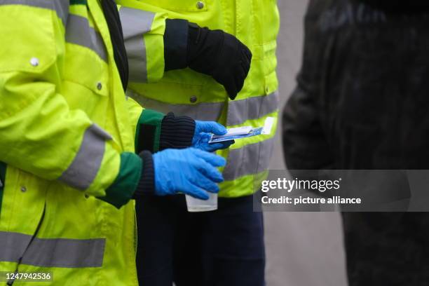 March 2023, Saxony, Leipzig: A policewoman holds a drug test in her hands on Eisenbahnstraße. More than 100 emergency personnel take part in a...