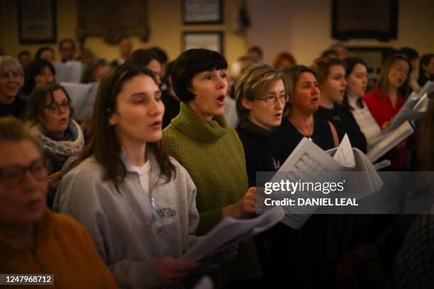 Displaced and London-based Ukrainians sing during a rehearsal for the Royal Opera Chorus at St Pauls church in central London on March 8, 2023. - In...