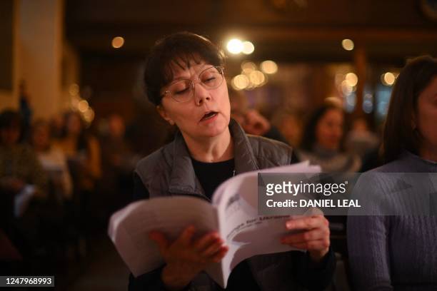 Displaced and London-based Ukrainians sing during a rehearsal for the Royal Opera Chorus at St Pauls church in central London on March 8, 2023. - In...
