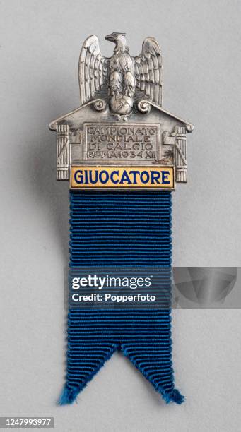 World Cup player's participation medal awarded to an unknown recipient. The item is inscribed in blue enamel with 'Giuocatore' meaning 'Player' and...