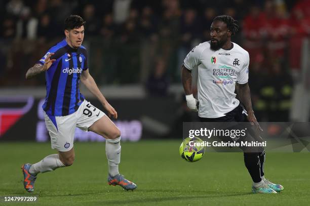 Alessandro Bastoni of FC Internazionale in action against M'bala Nzola of Spezia Calcio during the Serie A match between Spezia Calcio and FC...