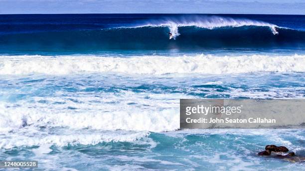 usa, hawaii, winter surfing at ehukai beach park - haleiwa imagens e fotografias de stock