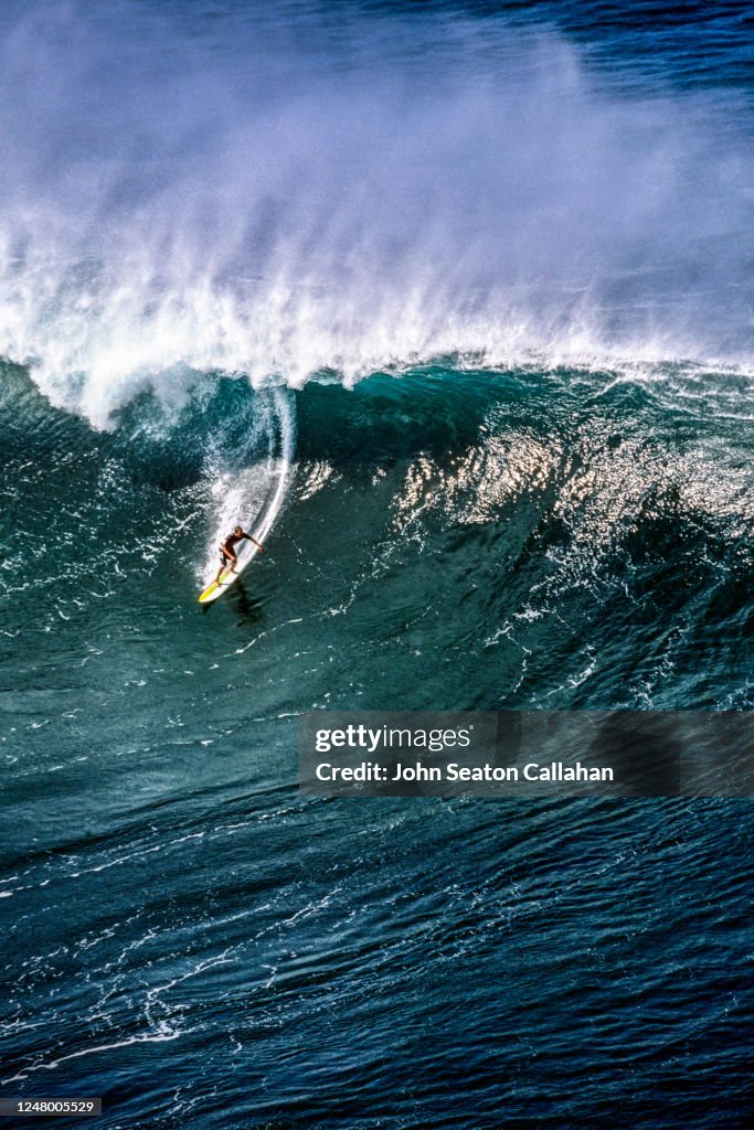 USA, Hawaii, Winter Surfing at Ehukai Beach Park