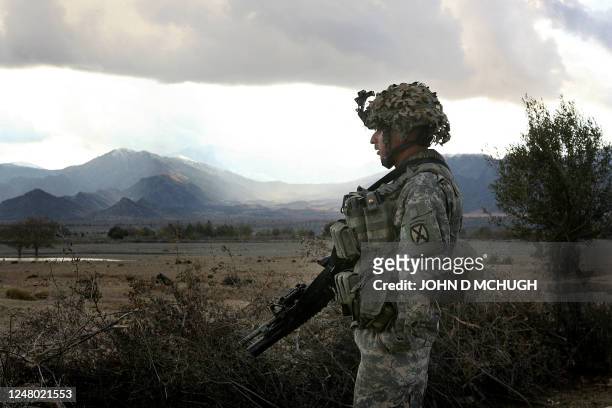 Soldiers from 1st Battalion, 32 Infantry Regiment , attached to 4th Battalion, 25 Field Artillery, , 10th Mountain Division, provide perimeter...