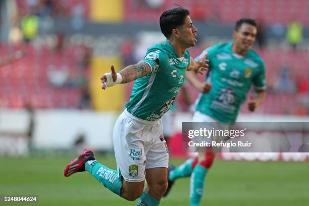 Víctor Dávila of Leon celebrates with teammates after scoring the team's first goal during the 11th round match between Atlas and Leon as part of the...