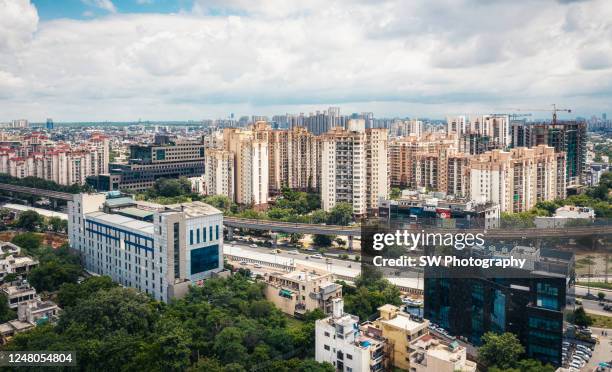 highway and cityscape in new delhi, india - new delhi business district stock pictures, royalty-free photos & images