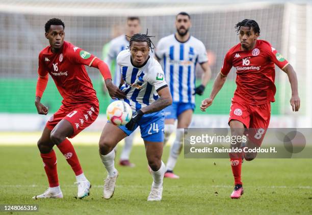 Jessic Ngamkam of Hertha BSC is challenged by Edmilson Fernandes and Leandro Barreiro of 1. FSV Mainz 05 during the Bundesliga match between Hertha...
