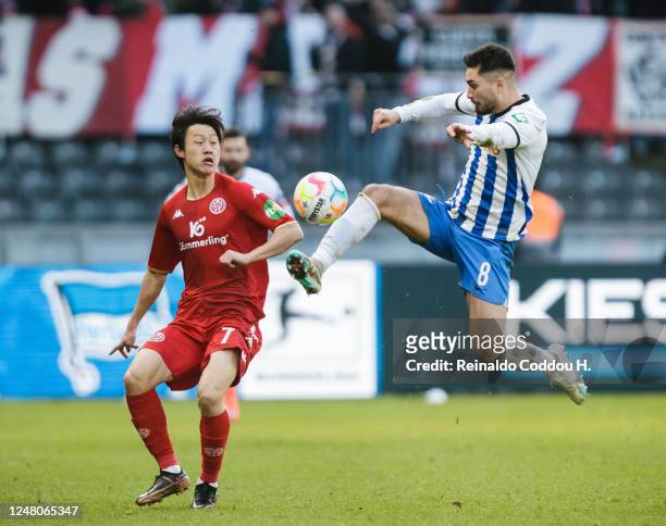 Suat Serdar of Hertha BSC and Jae-Sung Lee of 1. FSV Mainz 05 fight for the ball during the Bundesliga match between Hertha BSC and 1. FSV Mainz 05...