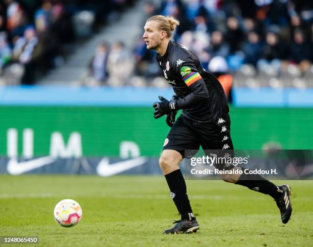 Robin Zentner od 1. FSV Mainz 05 runs with the ball during the Bundesliga match between Hertha BSC and 1. FSV Mainz 05 at Olympiastadion on March 11,...