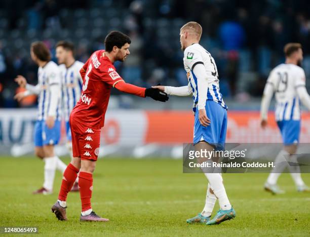 Marton Dardai of Hertha BSC and Aaron Martin of 1. FSV Mainz 05 shake hands after the Bundesliga match between Hertha BSC and 1. FSV Mainz 05 at...