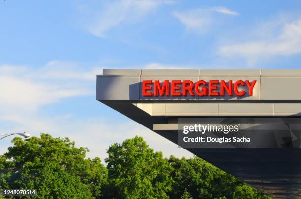 overhead generic emergency sign at a hospital - spoedeisende hulp stockfoto's en -beelden