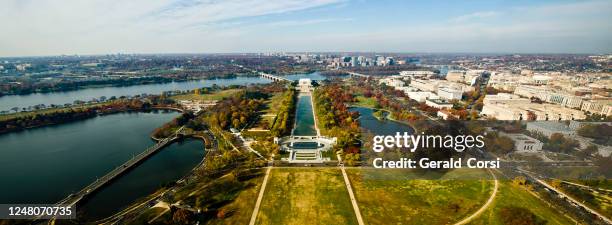 de national mall gezien vanuit het raam van het washington monument. lincoln memorial. - the mall stockfoto's en -beelden