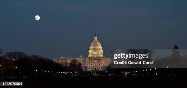 a night time view he united states capitol. located in washington, d.c., it sits atop capitol hill at the eastern end of the national mall. - capitol building washington dc night stock pictures, royalty-free photos & images