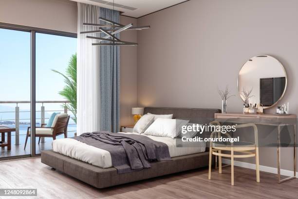 dormitorio de lujo moderno, mesa de maquillaje y balcón con vistas al mar - hotel suite fotografías e imágenes de stock