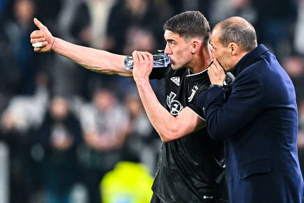 Massimiliano Allegri head coach of Juventus issues Dusan Vlahovic of Juventus some instructions during the Serie A match between Juventus and UC...