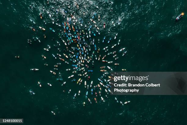 paddle out for peace and unity - californie surf stockfoto's en -beelden