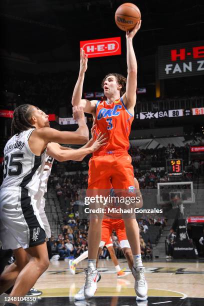 Josh Giddey of the Oklahoma City Thunder shoots the ball during the game against the San Antonio Spurs on March 12, 2023 at the AT&T Center in San...