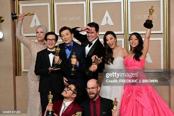 The cast and crew of "Everything Everywhere All at Once" Michelle Yeoh , Ke Huy Quan , Stephanie Hsu , Jamie Lee Curtis , James Hong , Daniel Kwan ,...