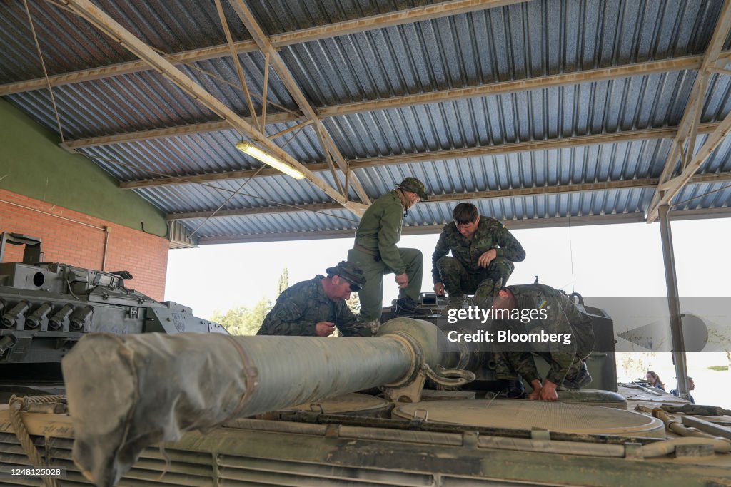 Fwt Tank Ukrainian military personnel prepare a Leopard 2A4 tank ahead of a ...