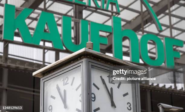 March 2023, Saxony, Chemnitz: Five to twelve is the time on a clock under the logo of Galeria Kaufhof in Chemnitz. The insolvent department store...