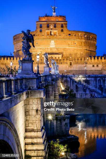 de avondlichten verlichten de tiber rivier en ponte sant'angelo in rome - sant angelo stockfoto's en -beelden