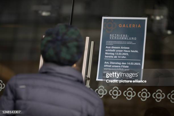 March 2023, Hesse, Frankfurt/Main: A woman reads a notice on the door of Galeria Kaufhof on Frankfurt's Zeil, according to which the store will be...