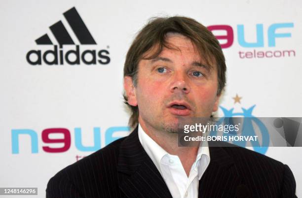 Entraîneur du club de football de Ligue 1, l'Olympique de Marseille, Philippe Troussier, répond aux questions des journalistes, le 10 mai 2005 à...