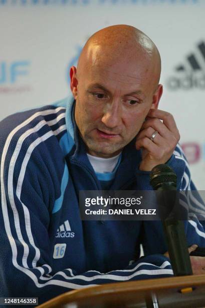 Le gardien et capitaine du club de football de Marseille Fabien Barthez donne une conférence de presse, le 30 décembre 2004 à Capbreton, où l'équipe...