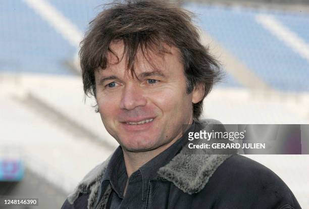 L'entraîneur français Philippe Troussier pose, 28 novembre 2004 au stade Vélodrome à Marseille. Philippe Troussier a été choisi, le 26 octobre 2005,...